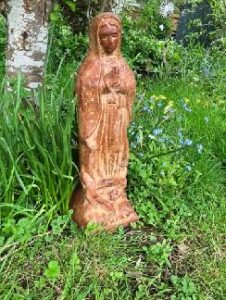 Mary praying statue